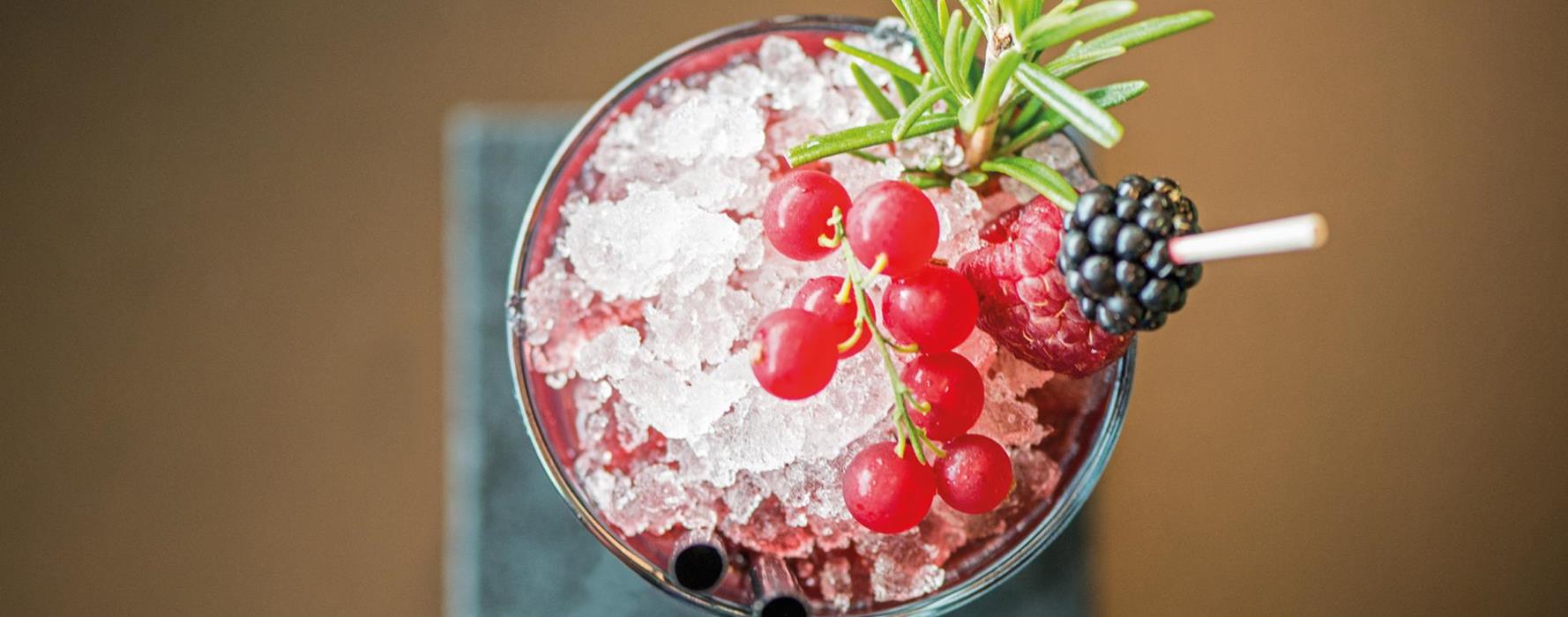 Un cocktail con piccoli frutti e ghiaccio