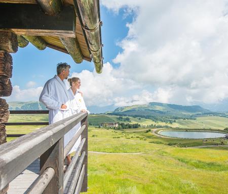 Blick auf die Seiser Alm und den Badeteich