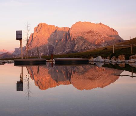 hotel-goldknopf-seiser-alm-badeteich-herbst-01b