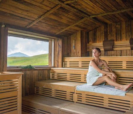 Frau in der finnischen Sauna