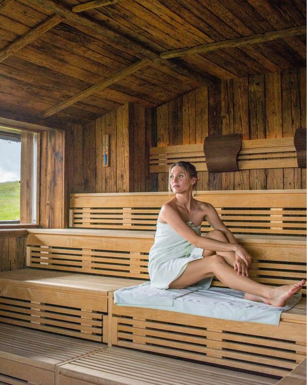 Donna nella sauna finlandese