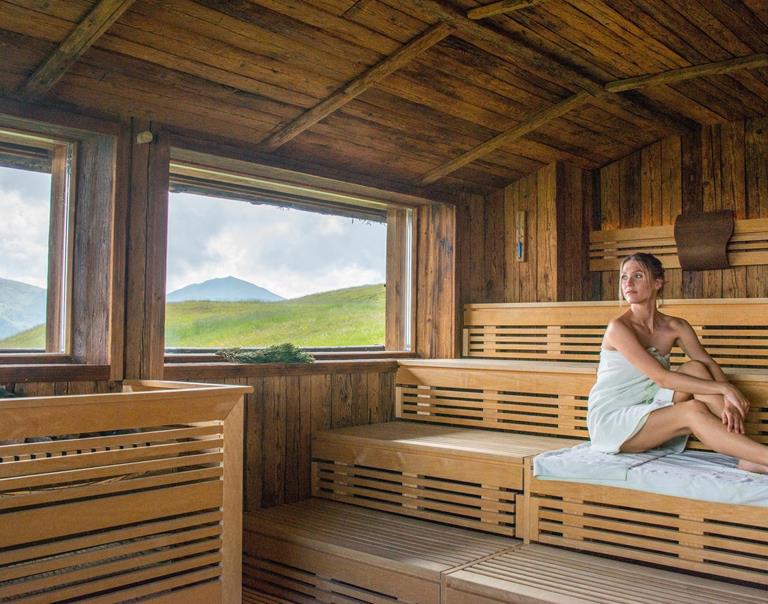 Donna nella sauna finlandese