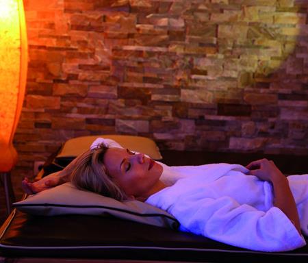 Donna nellla sala relax