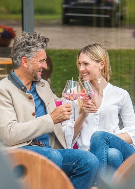 Coppia prende un aperitivo sulla terrazza