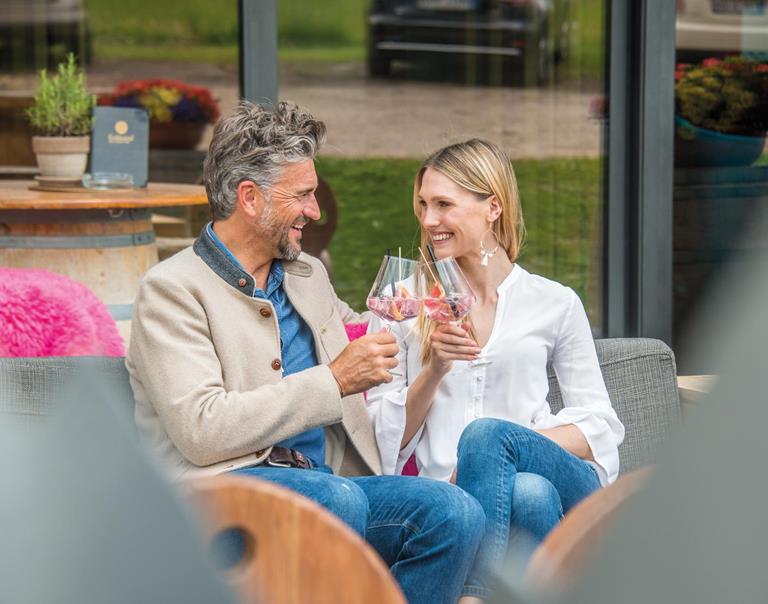 Coppia prende un aperitivo sulla terrazza