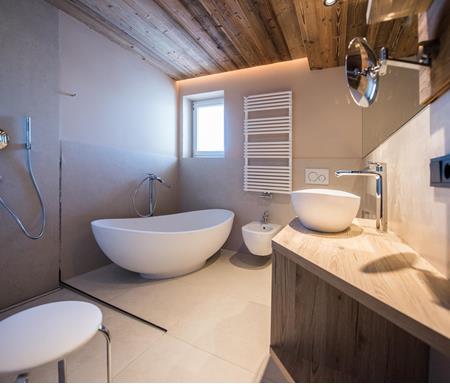 Badezimmer mit Dusche und Badewanne - Doppelzimmer Marmolata
