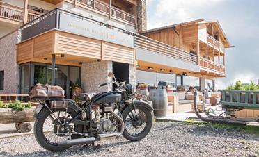 Moto davanti all'Hotel Goldknopf