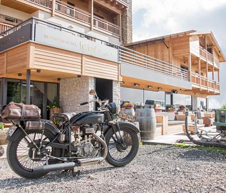 Moto davanti all'Hotel Goldknopf