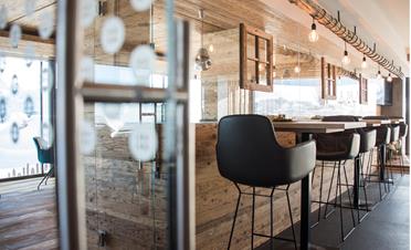 Tische der Bar