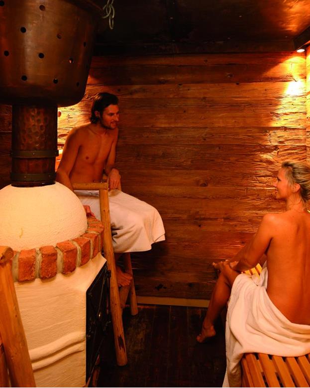 Due ospiti nella sauna alle erbe