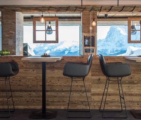 Bar mit Aussicht auf die verschneiten Berge