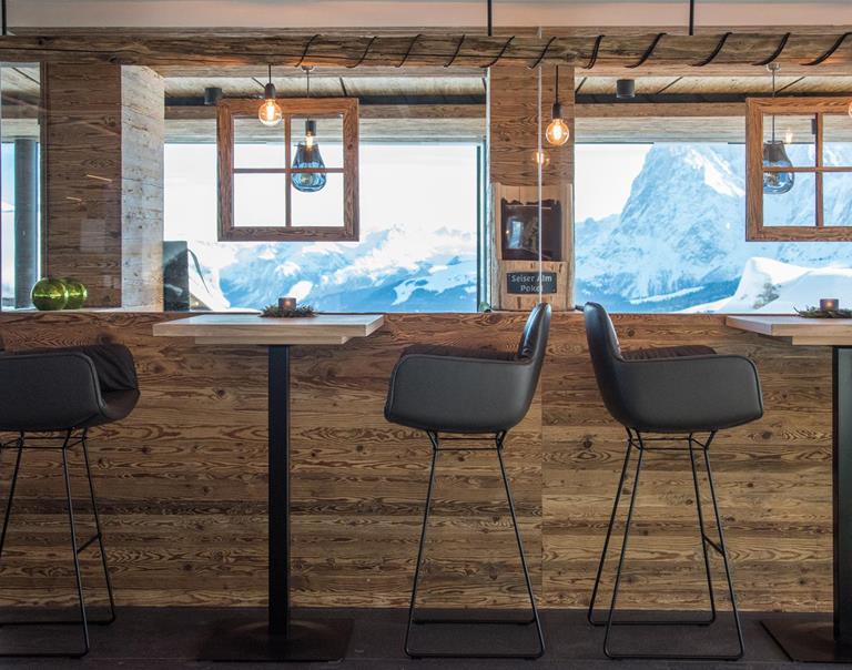 Bar mit Aussicht auf die verschneiten Berge