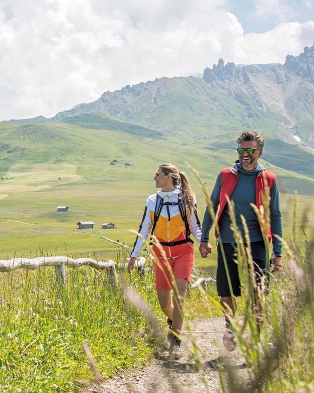 Coppia che fa un'escursione sull'Alpe di Siusi