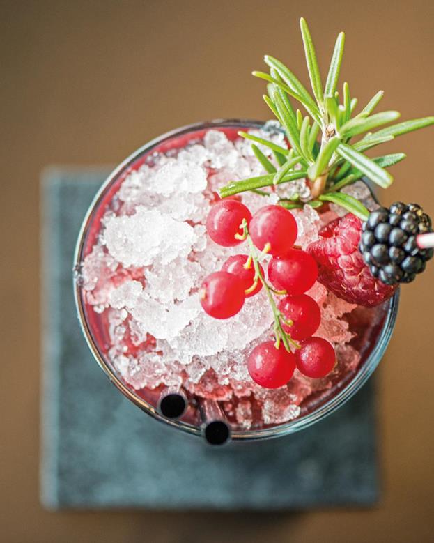 Ein Cocktail mit Früchten und Eis