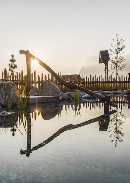 Il sole sorge sul laghetto balneabile