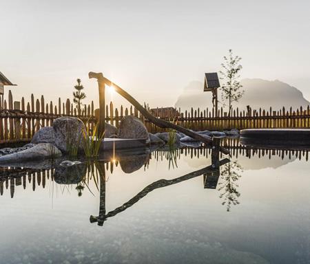 Il sole sorge sul laghetto balneabile