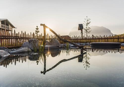 Il sole sorge sul laghetto balneabile