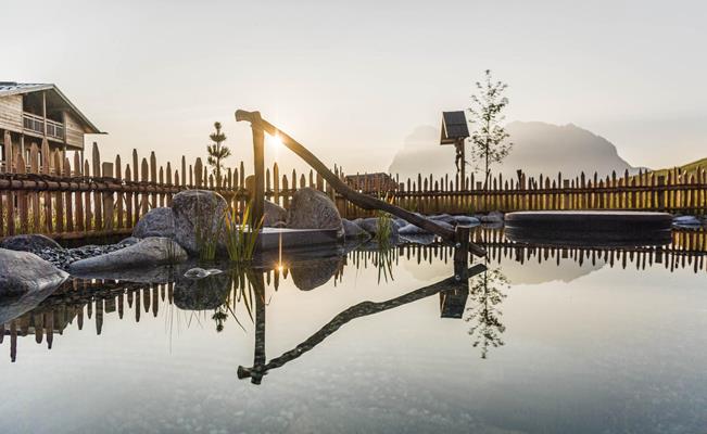 Il sole sorge sul laghetto balneabile