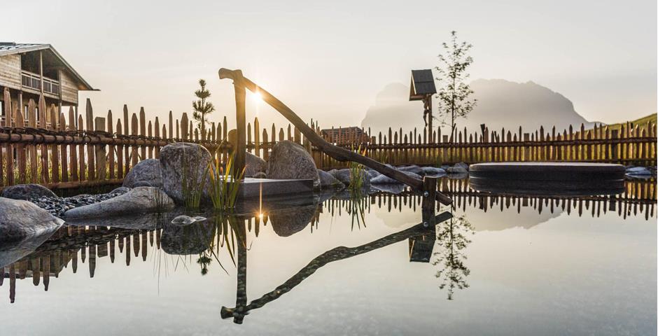 Il sole sorge sul laghetto balneabile