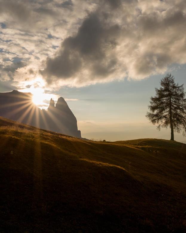 Sonnenaufgang zwischen den Bergen