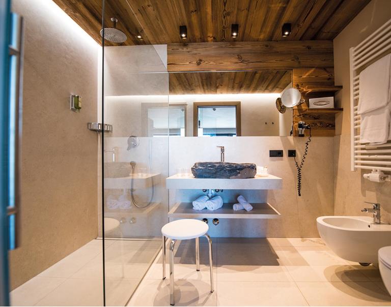 Badezimmer mit Dusche - Romantik Suite