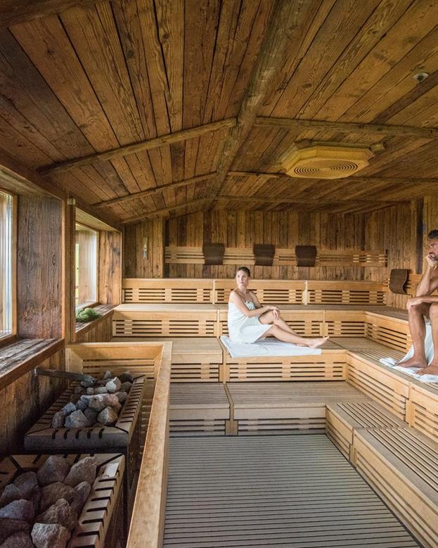 Zwei Gäste in der Sauna