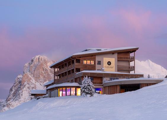 Hotel Goldknopf di sera in inverno