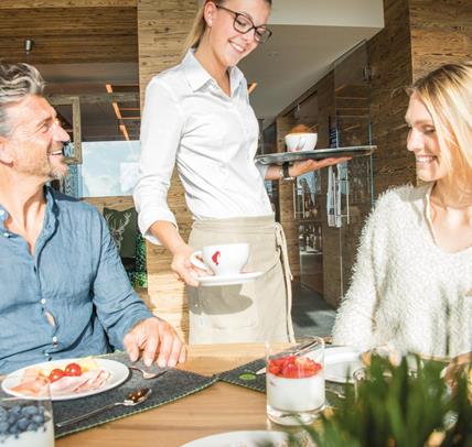 Eine Kellnerin serviert den Kaffee