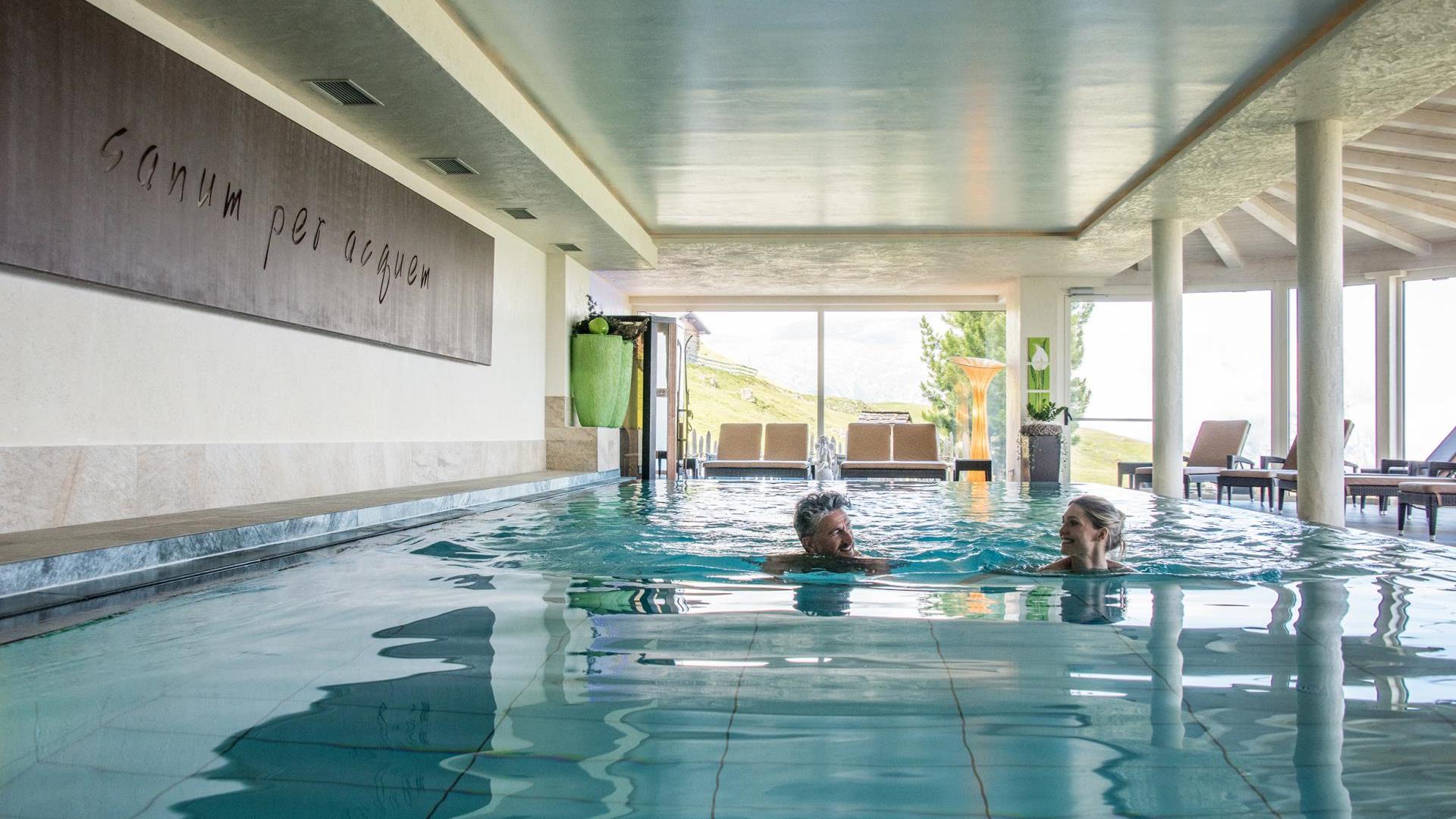 Zwei Gäste schwimmen im Pool