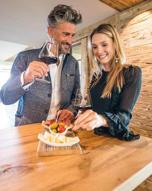 Two guests at the wine tasting