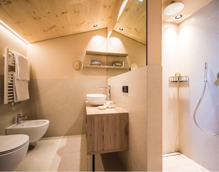 Badezimmer mit Regendusche - Doppelzimmer Plattkofel