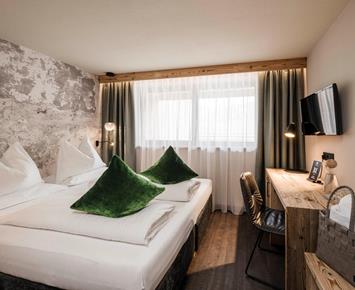 Doppelzimmer Komfort mit Fernseher und Schreibtisch