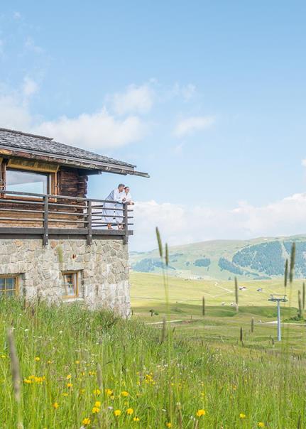Due ospiti si godono la vista