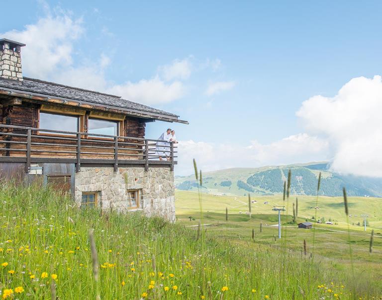 Due ospiti si godono la vista