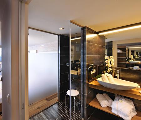 Badezimmer mit Dusche, Waschbecken und Föhn - Doppelzimmer Schlern