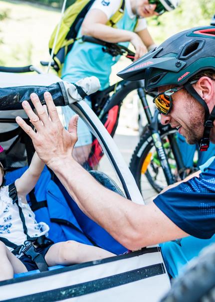 Famiglia che fa un giro in bici