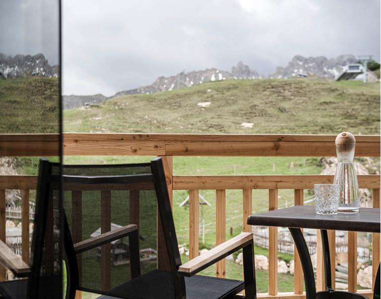 Balcone con sta sulle Denti di Terrarossa e sul laghetto naturale balneabile - Suite Emil